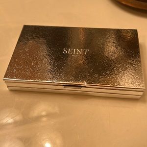 Seint Beauty makeup pallet